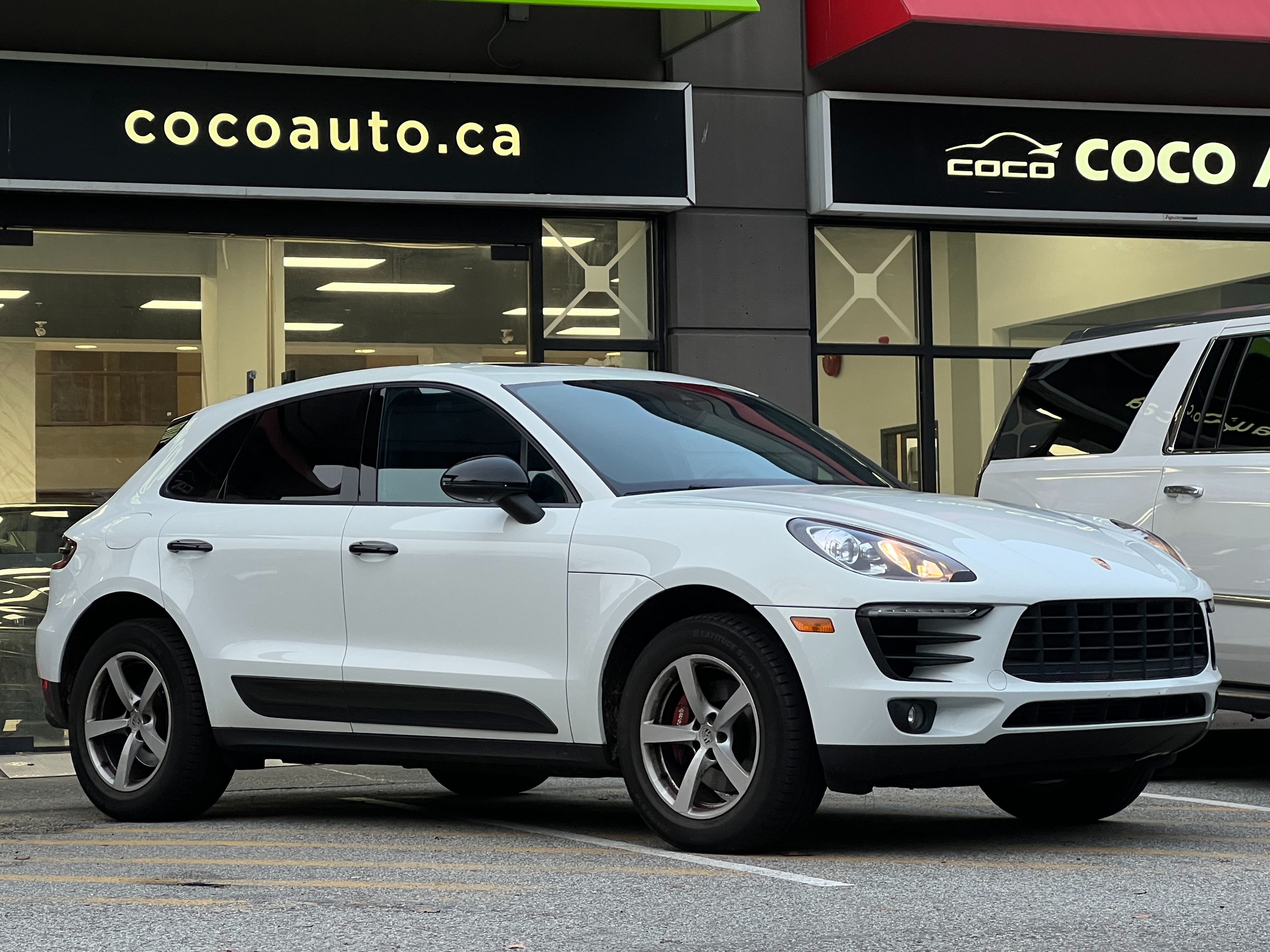 2017 Porsche Macan |BC Local - Image 2